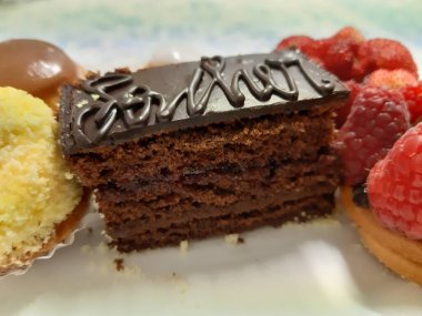 Cenova, İtalya - 5 Mart 2021: Renkli pastalar ve taze meyveli tatlılarla dolu tabanın güzel fotoğrafları.