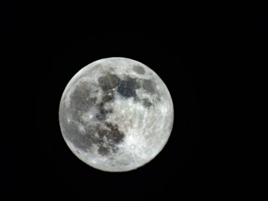 Dünya 'nın Ay' ı arka planda farklı renklerde parlıyor. Mavi ve kırmızı ay teleskopla izleniyor..