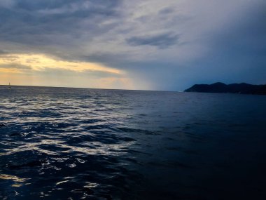 Cenova, İtalya - 12 Mart 2021 - Akdeniz 'in tropikal sularında deniz, mavi gökyüzü, bulutlar ve deniz.