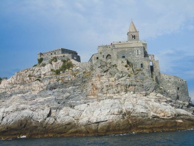 Ligurian sahilini geziyorum. Deniz kenarına ve eski köylere panoramik bir manzara. Gri gökyüzü olan ortaçağ renkli evlerin inanılmaz bir başlığı..