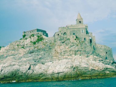 Ligurian sahilini geziyorum. Deniz kenarına ve eski köylere panoramik bir manzara. Gri gökyüzü olan ortaçağ renkli evlerin inanılmaz bir başlığı..