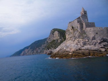 Ligurian sahilini geziyorum. Deniz kenarına ve eski köylere panoramik bir manzara. Gri gökyüzü olan ortaçağ renkli evlerin inanılmaz bir başlığı..