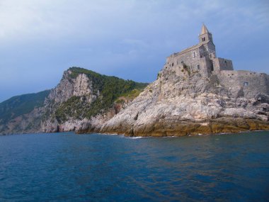 Ligurian sahilini geziyorum. Deniz kenarına ve eski köylere panoramik bir manzara. Gri gökyüzü olan ortaçağ renkli evlerin inanılmaz bir başlığı..