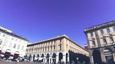 Torino, İtalya - 15 Haziran 2020: Torino şehrinin yaz günlerinde şehrin yüksek ve alçak kesimlerinden inanılmaz bir fotoğrafı. Eski binalar ve tipik sanatsal kareler..