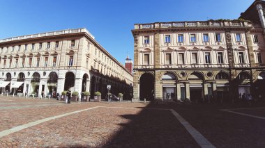 Torino, İtalya - 15 Haziran 2020: Torino şehrinin yaz günlerinde şehrin yüksek ve alçak kesimlerinden inanılmaz bir fotoğrafı. Eski binalar ve tipik sanatsal kareler..