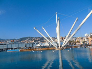 Ceneviz, İtalya... 01 Nisan 2021: Mavi gökyüzü ve berrak suyla birlikte bahara kadar Cenova 'daki eski italyan limanının panoramik manzarası.