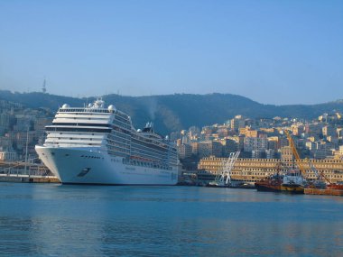 Ceneviz, İtalya... 01 Nisan 2021: Mavi gökyüzü ve berrak suyla birlikte bahara kadar Cenova 'daki eski italyan limanının panoramik manzarası.