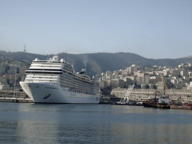 Ceneviz, İtalya... 01 Nisan 2021: Mavi gökyüzü ve berrak suyla birlikte bahara kadar Cenova 'daki eski italyan limanının panoramik manzarası.