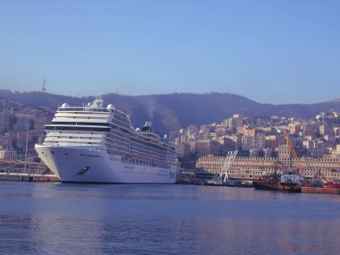 Ceneviz, İtalya... 01 Nisan 2021: Mavi gökyüzü ve berrak suyla birlikte bahara kadar Cenova 'daki eski italyan limanının panoramik manzarası.