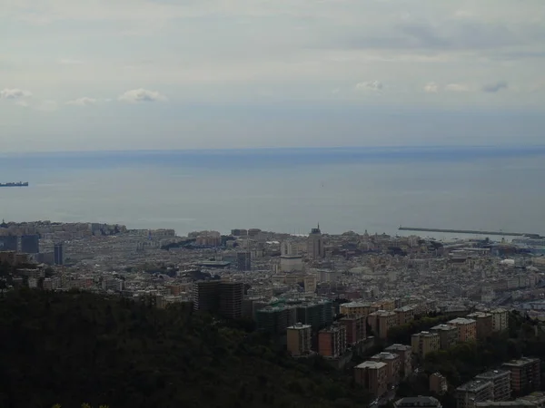 이탈리아의 2021 항구의 부분에 산들을 파노라마처럼 바라본다 보이는 — 스톡 사진