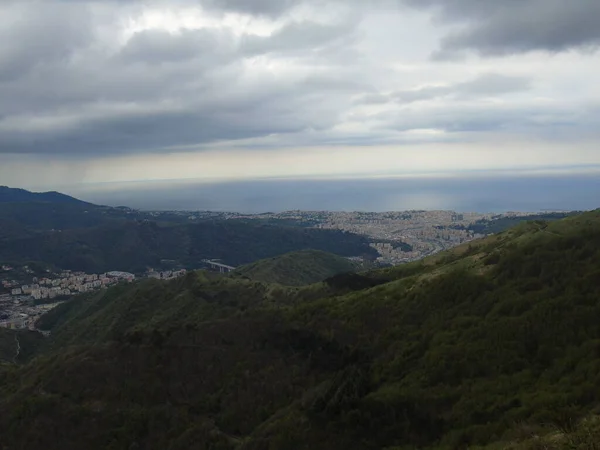 意大利热那瓦 2021年4月14日 热那瓦市的全景山脉 以及港口的一小部分 背景是灰色的天空 — 图库照片