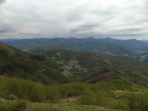 意大利热那瓦 2021年4月14日 热那瓦市的全景山脉 以及港口的一小部分 背景是灰色的天空 — 图库照片