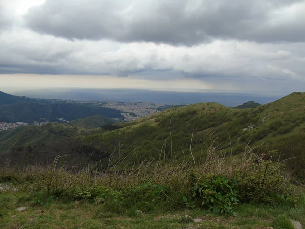 Γένοβα Ιταλία Απριλίου 2021 Πανοραμική Θέα Προς Βουνά Πάνω Από — Φωτογραφία Αρχείου