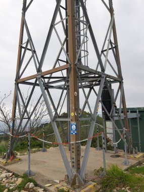 Yüksek voltajlı elektrik hatları. Yüksek voltajlı elektrik iletim kulesi. Güç hatları ve trafoları olan dağıtım elektrik santrali.