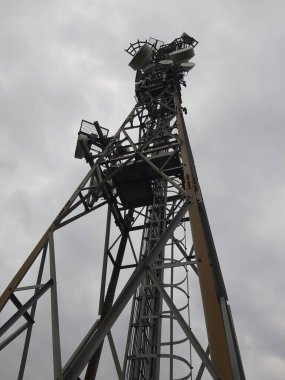 Yüksek voltajlı elektrik hatları. Yüksek voltajlı elektrik iletim kulesi. Güç hatları ve trafoları olan dağıtım elektrik santrali.