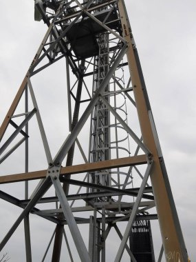 Yüksek voltajlı elektrik hatları. Yüksek voltajlı elektrik iletim kulesi. Güç hatları ve trafoları olan dağıtım elektrik santrali.