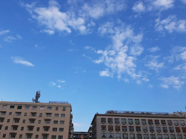 意大利热那瓦 2021年4月15日 位于热那瓦市中心的现代建筑 背景为灰蓝相间的美丽的高楼大厦 — 图库照片
