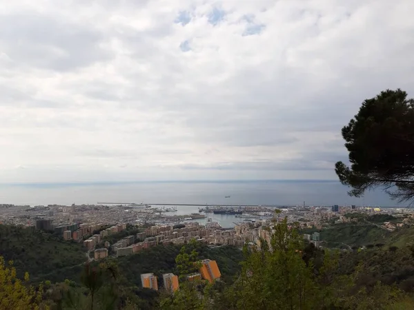 Ontdekken Van Bergen Rond Genua Panoramisch Uitzicht Stad Grijze Lucht — Stockfoto