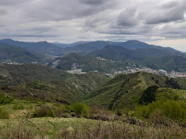 发现热那亚周围的山脉全景全景城市 背景是灰色的天空 春天的第一片绿叶 — 图库照片