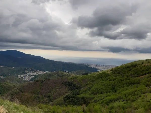 Ανακαλύπτοντας Βουνά Γύρω Από Γένοβα Πανοραμική Θέα Προς Την Πόλη — Φωτογραφία Αρχείου