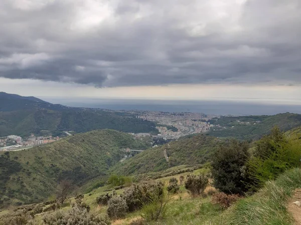 Descobrindo Montanhas Redor Gênova Vista Panorâmica Para Cidade Céu Cinzento — Fotografia de Stock