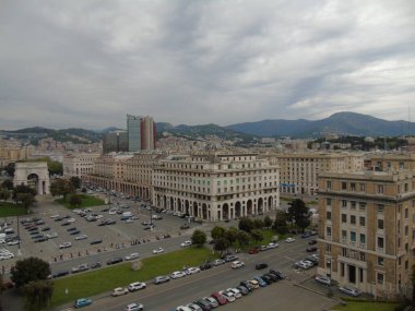 Cenova, İtalya - 26 Nisan 2021: Cenova şehir merkezinde modern inşaat, arka planda gri ve mavi gökyüzü olan güzel yüksek gökyüzü.