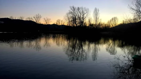 Sonnenuntergang Ufer Des Sees Naturlandschaft Natur Norditalien Reflexion Blauer Himmel — Stockfoto