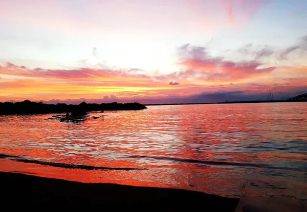早朝の風景 海の上に日の出 春に地中海にまたがる自然景観 水の上の赤い空の反射 — ストック写真