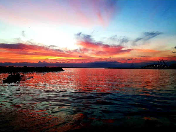 早朝の風景 海の上に日の出 春に地中海にまたがる自然景観 水の上の赤い空の反射 — ストック写真