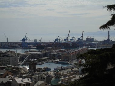 Cenova, İtalya - 09 Mayıs 2021: Cenova limanının panoramik manzarası, İtalya. Denizden eski kasabaya ve baharda güneşli bir günde limana bak. Cenova körfezi, liman, rıhtımda yat. Turizm beldeleri.