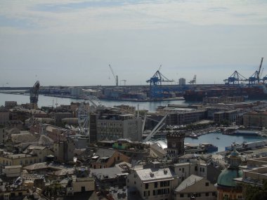Cenova, İtalya - 09 Mayıs 2021: Cenova limanının panoramik manzarası, İtalya. Denizden eski kasabaya ve baharda güneşli bir günde limana bak. Cenova körfezi, liman, rıhtımda yat. Turizm beldeleri.