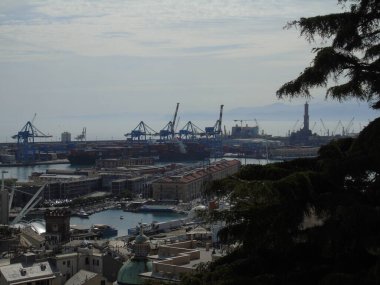 Cenova, İtalya - 09 Mayıs 2021: Cenova limanının panoramik manzarası, İtalya. Denizden eski kasabaya ve baharda güneşli bir günde limana bak. Cenova körfezi, liman, rıhtımda yat. Turizm beldeleri.