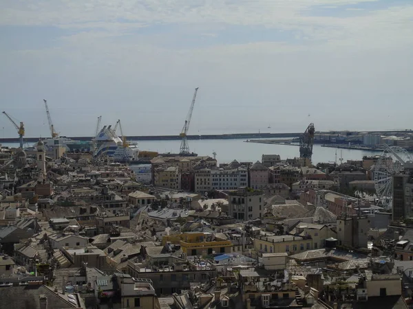 Cenova, İtalya - 09 Mayıs 2021: Cenova limanının panoramik manzarası, İtalya. Denizden eski kasabaya ve baharda güneşli bir günde limana bak. Cenova körfezi, liman, rıhtımda yat. Turizm beldeleri.