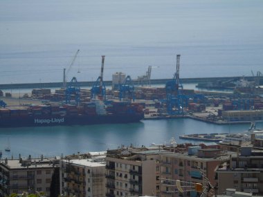 Cenova, İtalya - 09 Mayıs 2021: Cenova limanının panoramik manzarası, İtalya. Denizden eski kasabaya ve baharda güneşli bir günde limana bak. Cenova körfezi, liman, rıhtımda yat. Turizm beldeleri.