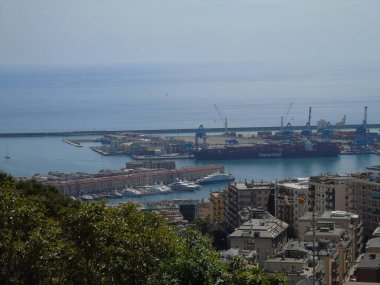 Cenova, İtalya - 09 Mayıs 2021: Cenova limanının panoramik manzarası, İtalya. Denizden eski kasabaya ve baharda güneşli bir günde limana bak. Cenova körfezi, liman, rıhtımda yat. Turizm beldeleri.