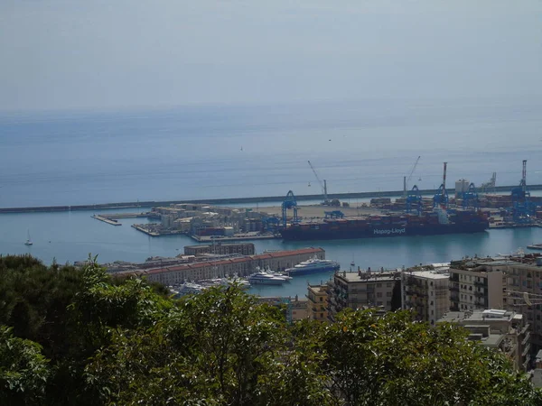 Genova イタリア 2021年5月9日 イタリアのジェノヴァ港のパノラマビュー 海から旧市街への眺め 春の晴れた日の港 ジェノヴァ湾 桟橋でヨット 観光地 — ストック写真