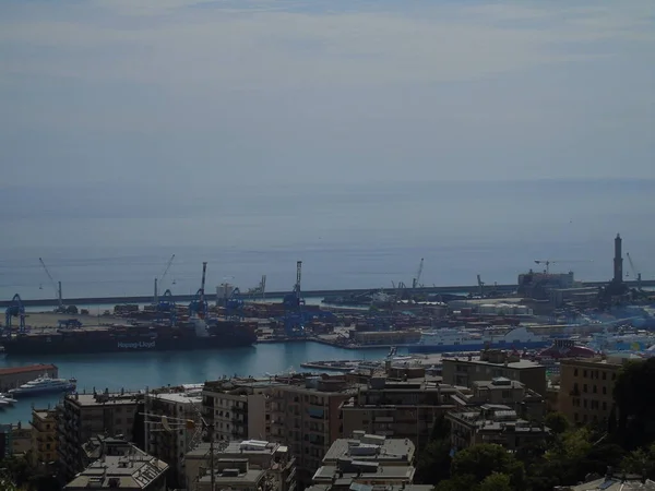 Genova 2021 이탈리아 제노바 항구의 파노라마 Panoramic 바다에서 마을까지 그리고 — 스톡 사진