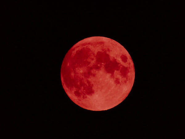 Генуя, Италия - 28 мая 2021 года; Абстрактный фон, цветное розовое, фиолетовое и голубое полнолуние с блеском на сумерках вечернего неба. Черное небо на заднем плане. 