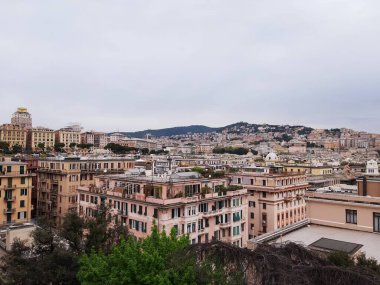 Liguria, İtalya - 17 Haziran 2021: Liguria kıyılarında seyahat. Deniz kenarına ve eski köylere panoramik bir manzara. Yaz günlerinde birkaç tekneyle limana güzel bir manzara..