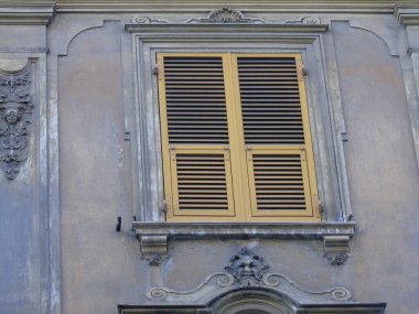 Cenova, Italy- 22 Temmuz 2021: antik taş tuğlalı kale ahşap pencere. Klasik bina cephesi. Vintage bina cephesi duvarı. Klasik Avrupa mimarisi. Kartpostal duvar kağıdı.