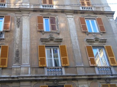 Cenova, Italy- 22 Temmuz 2021: antik taş tuğlalı kale ahşap pencere. Klasik bina cephesi. Vintage bina cephesi duvarı. Klasik Avrupa mimarisi. Kartpostal duvar kağıdı.