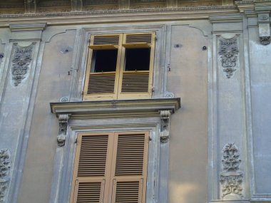 Cenova, Italy- 22 Temmuz 2021: antik taş tuğlalı kale ahşap pencere. Klasik bina cephesi. Vintage bina cephesi duvarı. Klasik Avrupa mimarisi. Kartpostal duvar kağıdı.