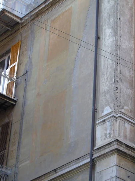 2021年7月22日 意大利热那亚 古董石砖城堡木窗 古老的经典建筑立面 老旧的建筑立面墙壁 经典的欧洲建筑 明信片壁纸 — 图库照片