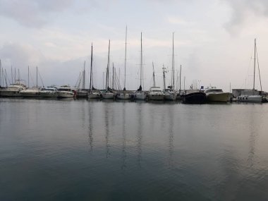Cenova, İtalya - 26 Temmuz 2021: Ligurian kıyılarında seyahat. Deniz kenarına ve eski limana panoramik bir manzara. Yaz günlerinde birkaç tekneyle limana güzel bir manzara..