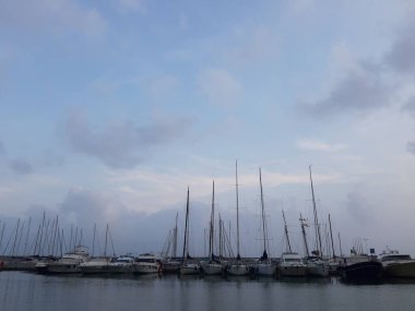 Cenova, İtalya - 26 Temmuz 2021: Ligurian kıyılarında seyahat. Deniz kenarına ve eski limana panoramik bir manzara. Yaz günlerinde birkaç tekneyle limana güzel bir manzara..