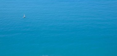  Keren, Eritre - 15 Temmuz 2021: Asmara ve Massawa yakınlarındaki vilajları gezmek. Ağaçların, dağların ve Eritre 'de iklimi çok sıcak olan bazı eski tipik evlerin inanılmaz bir başlığı..