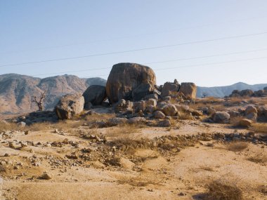  Keren, Eritre - 15 Temmuz 2021: Asmara ve Massawa yakınlarındaki vilajları gezmek. Ağaçların, dağların ve Eritre 'de iklimi çok sıcak olan bazı eski tipik evlerin inanılmaz bir başlığı..