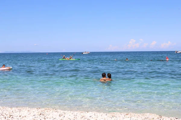 比安科 意大利语 Capo Bianco Elba 2021年8月30日 夏季从最著名的Elba海滩观看全景 美丽的蓝天映照在清澈的水面上 — 图库照片