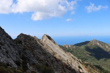 Elba, İtalya 01 Eylül 2021: Elba Adası 'ndan güzel yerler. Adanın havadan görüntüsü. Sahillerin yakınındaki küçük ünlü köyler. Yaz turistik yerleri. Arka planda bulutlar ve mavi gökyüzü.