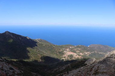 Elba, İtalya 01 Eylül 2021: Elba Adası 'ndan güzel yerler. Adanın havadan görüntüsü. Sahillerin yakınındaki küçük ünlü köyler. Yaz turistik yerleri. Arka planda bulutlar ve mavi gökyüzü.